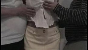 Rubia manoseada se calienta y termina dando una rica mamada(1)