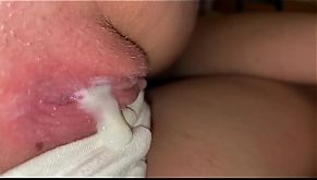 Pendant le confinement, une petite soumise se fait jouir dans la chatte !