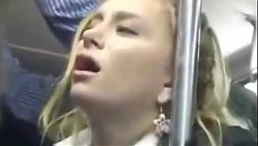 HERMOSA RUBIA MANOSEADA EN BUS PUBLICO 8 min