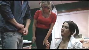 Дамы делают минет в кабинете доктора