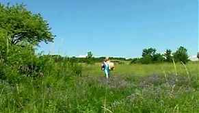 Блондинка мастурбирует в деревне на свежем воздухе