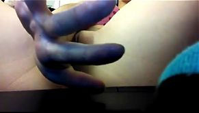 Арабка мастурбирует крупным планом киску на камеру