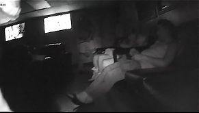 Sie Bläst fremde Schwänz im Darkroom