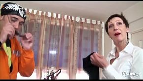 Carole mature veuve baisée par deux jeunes