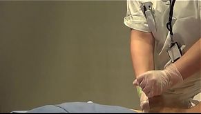 Медсестра дрочит член пациенту