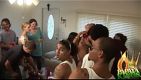 Симпатичная барышня трахается на публике