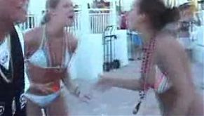 Сладкие девушки разбушевались на улице