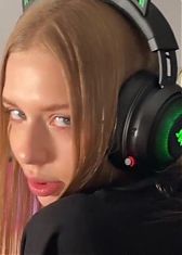 Мой парень застукал меня за просмотром порно (где я делаю минет) и трахнул