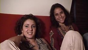 Michaelle et Emilie, deux petites beurettes en trio sensuel 15 min