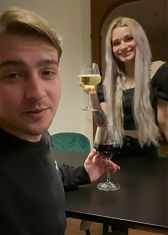 Блогер трахнул в анал длинноволосую блондинку