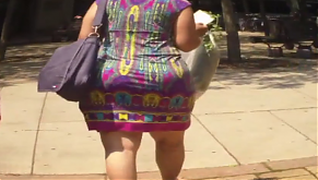 Большая попка на улице