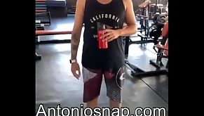 ديوث بالنادي يشوفه انطونيو و يزغب زوجته قدام عيونه