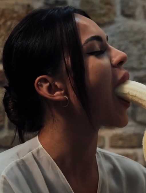 Богатая замужняя девушка соблазняет своего дворецкого и трахается с ним Богатая замужняя девушка соблазняет своего дворецкого и трахается с ним