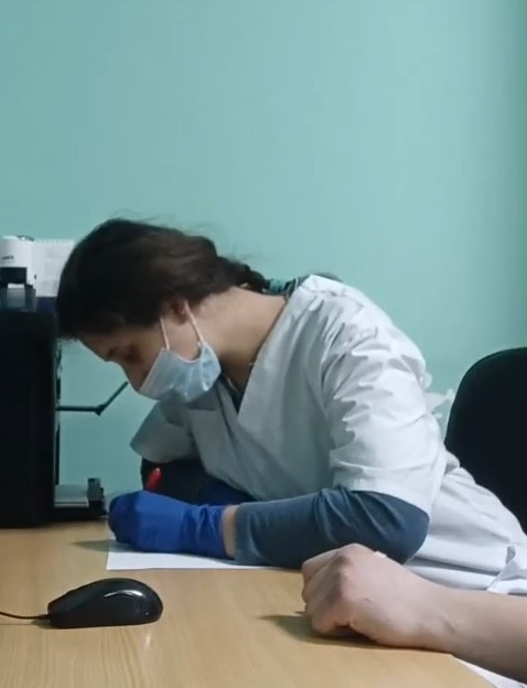 Докторша возбудила пациента, отсосала и трахнулась с ним Докторша возбудила пациента, отсосала и трахнулась с ним