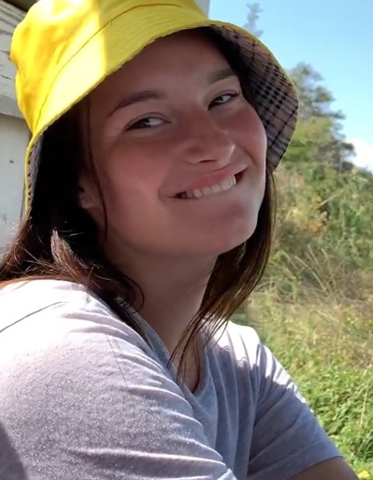 Деревенская девушка показывает мне свои навыки Деревенская девушка показывает мне свои навыки