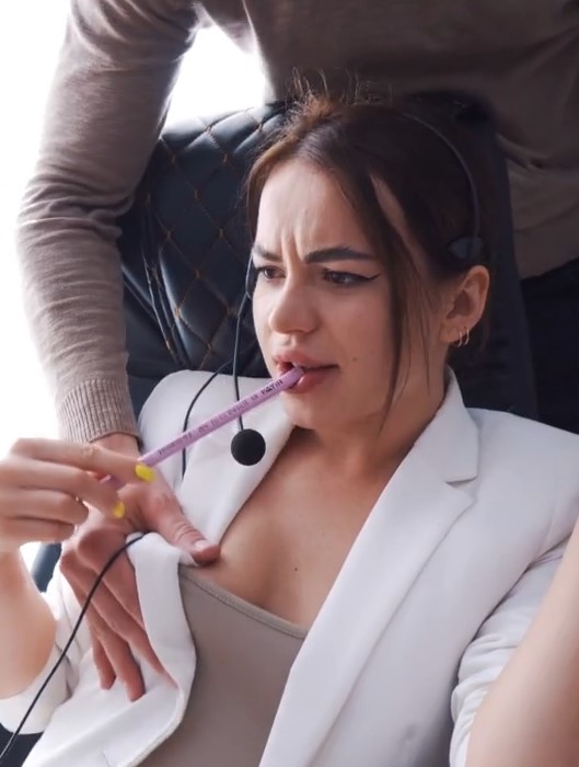 Горячая операторша колл-центра трахается с коллегой Горячая операторша колл-центра трахается с коллегой