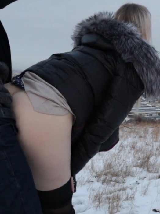 Пофоткал свою девушку а затем трахнул зимой на улице Пофоткал свою девушку а затем трахнул зимой на улице