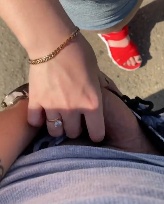 Парень предложил потрахаться замужней девушке Парень предложил потрахаться замужней девушке