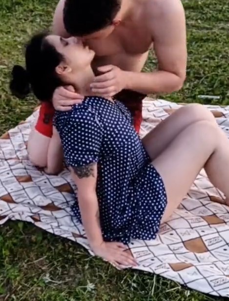 Трахнул в общественном парке брюнетку с большой жопой Трахнул в общественном парке брюнетку с большой жопой