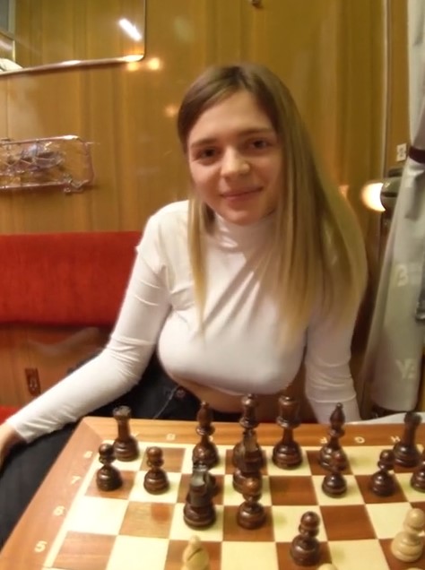 Трахнул грудастую девушку в поезде Трахнул грудастую девушку в поезде