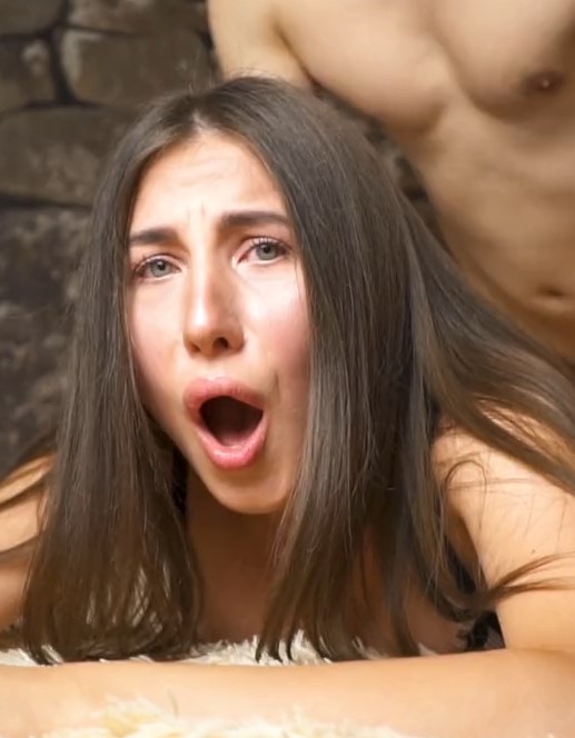 Трахает узкую попку горячей брюнетки Трахает узкую попку горячей брюнетки